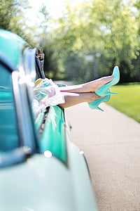 người phụ nữ chân, giày cao gót, xe vintage, ngọc lam, thập niên 1950, thời trang, người phụ nữ