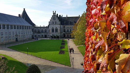 Schloss, Herbst, Blätter, rot, Hof, Schlossgarten, historisch
