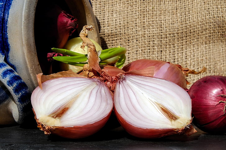 onions, red, brown, vegetable onions, sliced, raw, essential oils
