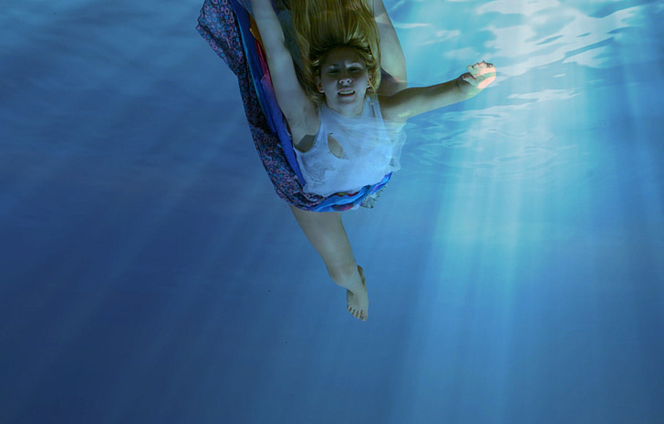 mergaitė, po vandeniu, undinė, plaukti, vandens, mėlyna