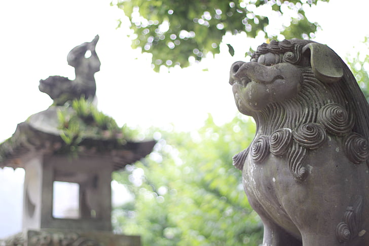 Japani, Fukuoka, Dazaifu, Guardian leijona koira Tallenna shinto pyhäkkö, Guardian koirat, alttari, kivi patsaita
