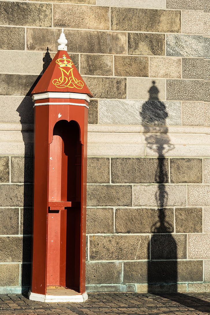 sentry box, shadow, lamp, christiansborg palace, copenhagen, denmark, europe