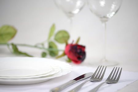 elegantsed lauanõud, tõusis, romantiline, plaat, valge, söögilaud, siduva