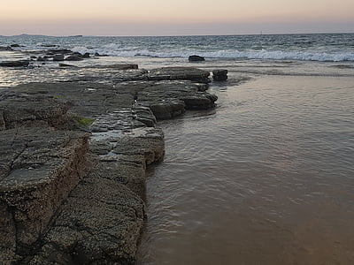 Mooloolaba, plage, coucher de soleil, hiver, roches, sable, mer