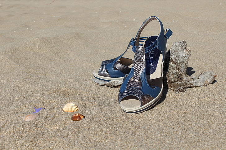 รองเท้า, รองเท้าผู้หญิง, รองเท้าชายหาด, รองเท้าและเปลือกหอย