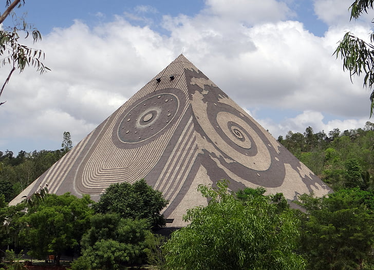 reusachtige piramide, Meditatie, Yoga, vallei van de piramide, Karnataka, India