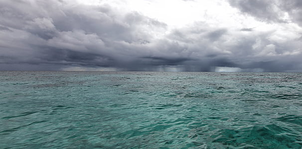 C’était nuageux, paysage, mer, pays du Sud, Storm, Indonésie, îles de Halmahera