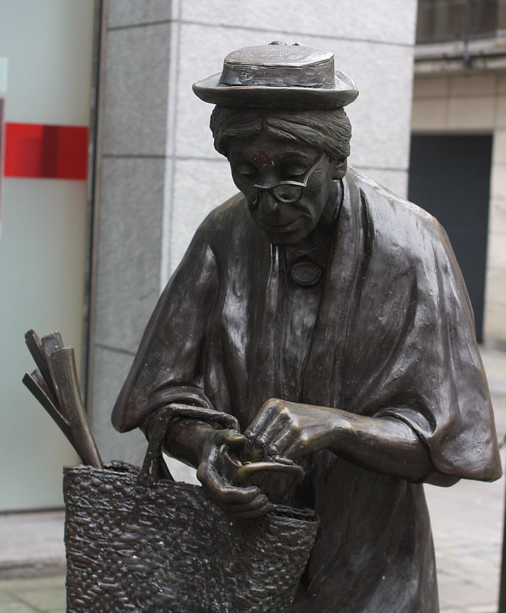 den gamla damen, skulptur, Bryssel, en äldre kvinna