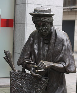 stara dama, skulptura, u Bruxellesu, starija žena