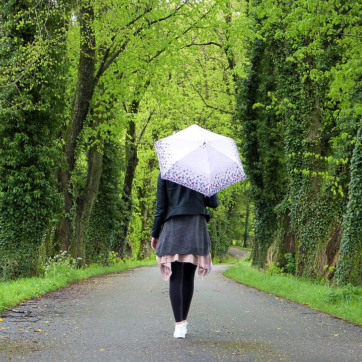jaunā sieviete, meitene, lietussargs, lietus, ārā, programmā, daba