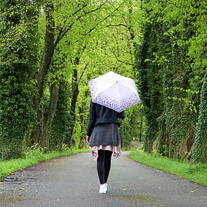 mujer joven, chica, paraguas, lluvia, hacia fuera, En, naturaleza