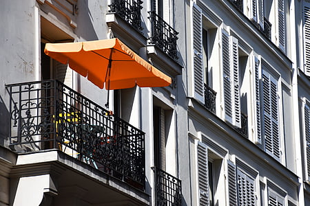 здание, город, фасад, Фасад здания, зонтик, оранжевый, Солнце