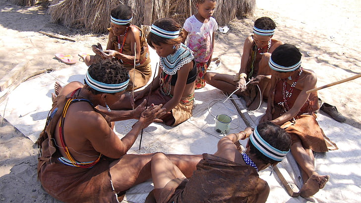 Botswana, Buschleute, Buschman, Tradition, Schmuckherstellung, indigene Kultur