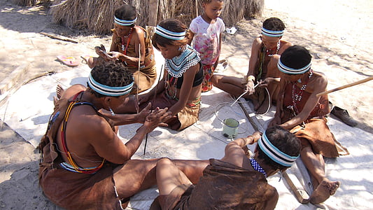 Botswana, Bush personer, slumra, tradition, smycken att göra, ursprungsbefolkningarnas kultur