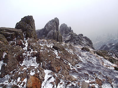 gutâi kalnai, Transilvanija, didelės kasybos, Baia-sprie, uolos, žiemą, sniego