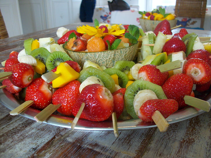 fruits, brochettes, Brochettes de fruits, fraises, kiwis, dessert, plaque