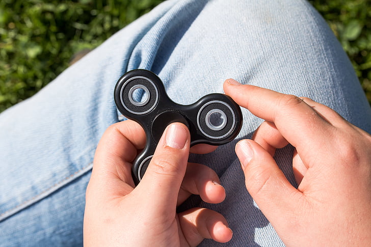 fidget spinner, spinner, toys, with your index finger to turn on, in hand, between the finger hold, hands