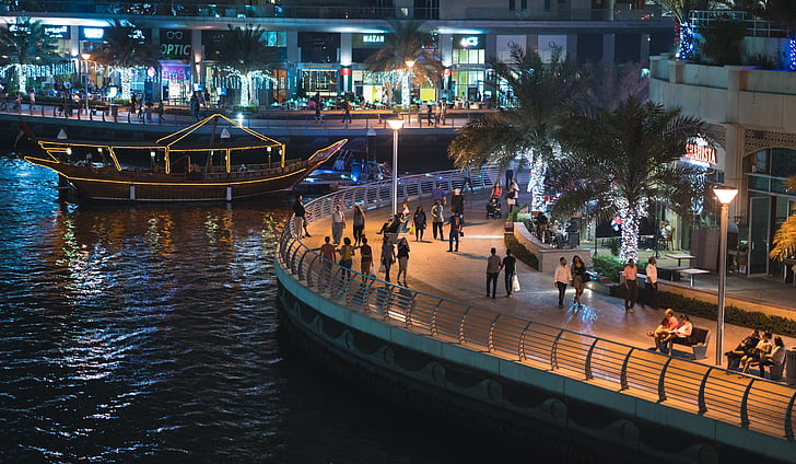 Dubai, Dubai marina, Förenade Arabemiraten, Marina båt, transport, stor grupp människor, inbyggd struktur