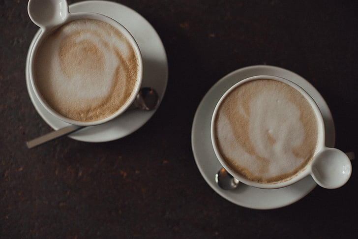 två, vit, keramiska, kaffe, muggar, ställa in, cappuccino