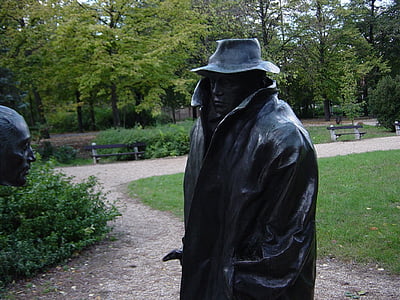 statue de, Ady, masque mortuaire, Debrecen en Hongrie, poète, cimetière