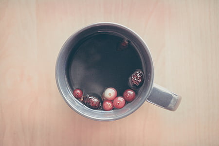 čierna, kvapalina, sivá, keramické, pohár, čaj, bobule