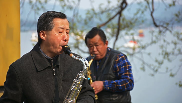 Stary człowiek, saksofon, Xuanwu lake, Nanjing, Ching ming