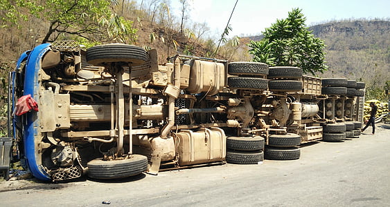 ulykke, lastbil, 6 axel, 22 hjul, vælte, bøje, Myanmar