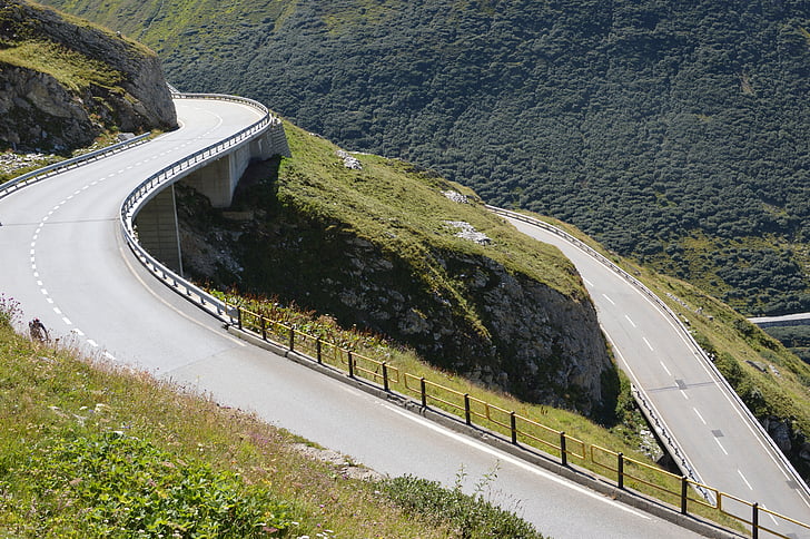 Švicarska, zavojitim cestama, Alpe, prijevoj