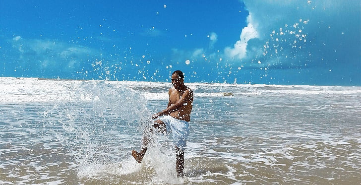 Pantai, Mar, sukacita, Laki-laki yang menendang air