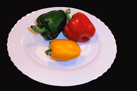 paprika, sød peber, rød, gul, grøn, sort baggrund, peberfrugter
