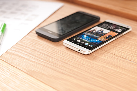 HTC, mobiliojo ryšio, išmanusis telefonas, prietaisai, medienos, rašomasis stalas, biuras