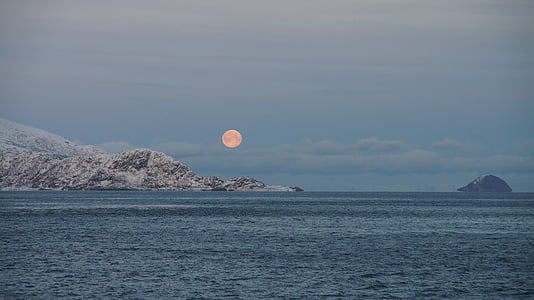 månen, fjell, sjøen, norske fjorden, innholdet i den, visninger, blå