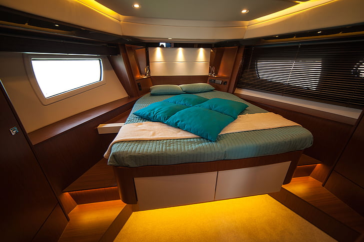 yacht cu motor, cabină, interior, pat