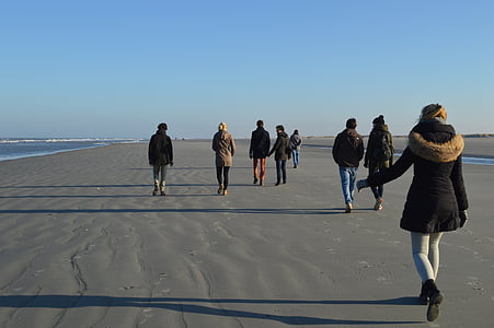 Groupe, plage, amis, amitié, vacances, promenade de la ville, Schiermonnikoog