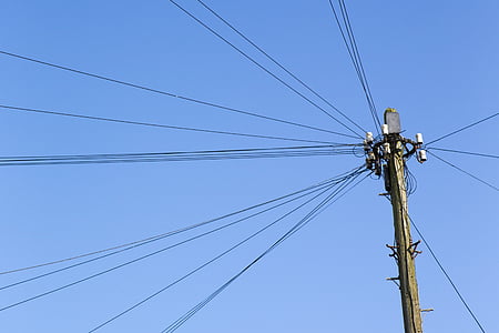 hout telegraph pole, oude Keramische isolatoren, oude stap strijkijzers, bovengrondse kabels, blauwe hemel