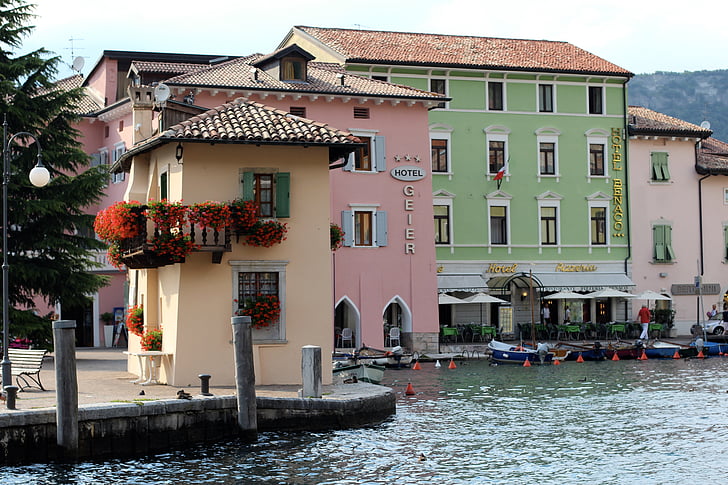 Torbole, bağlantı noktası, tekneler, Limandaki tekneler, Garda, İtalya, Kanal