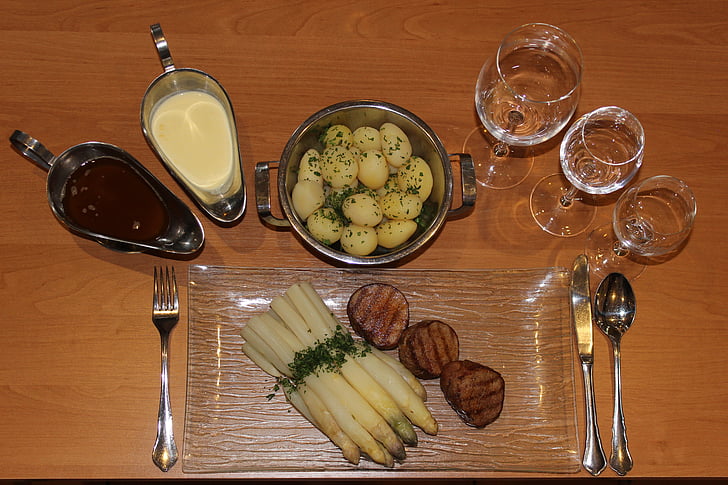 sparģeļi, sparģeļu trauku, liellopu fileja, kartupeļi, sviests, Hollandaise, gedeckter tabula