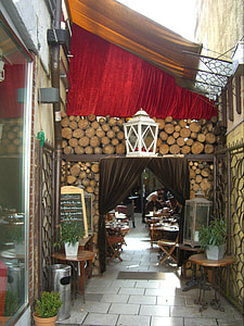 Backyard café, ingång, gardin, röd, trä, matbord, stolar