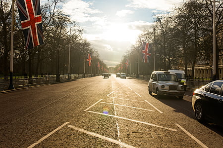 automašīnas, mākoņi, Anglija, karogi, ceļu satiksmes, debesis, koki