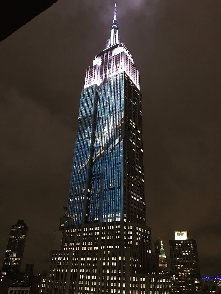 wieżowca Empire state building, noc, światła