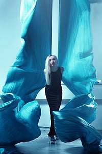 jeune fille, avec toile, danser avec des tableaux, robe noire, tissu, bleu, blonde