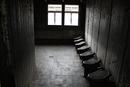 koncentracijsko taborišče, zapora kopalnica, zapor, umivalnik, mračno, prazna