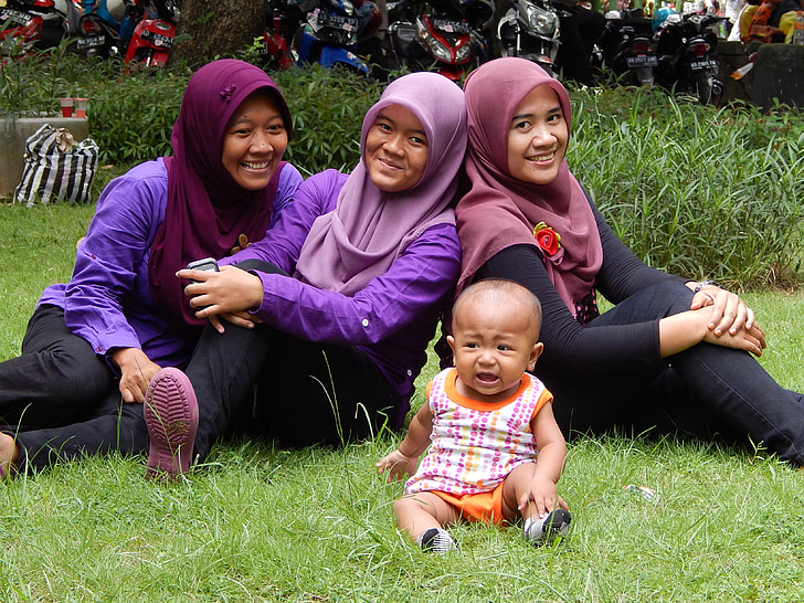 familia, mujeres, bebé, niños, Indonesio, jardín, ciudad