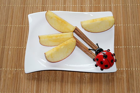 placa decor, felii de mere, scortisoara, Ladybug