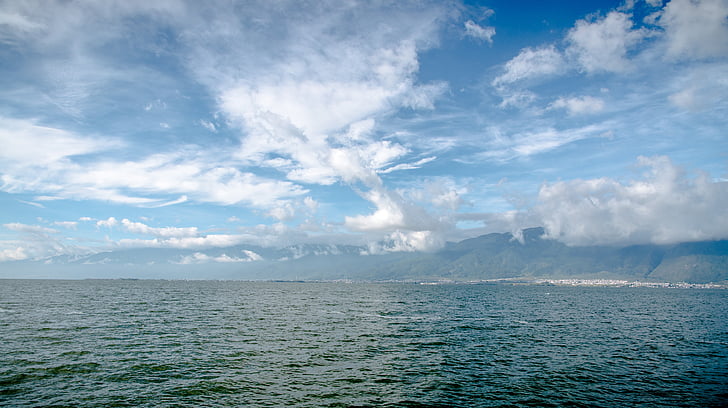 lago Erhai, céu azul, nuvem branca