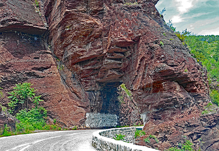 gorges de Daluis, roches rouges, transport en commun, percée, route de montagne, le var, alpin