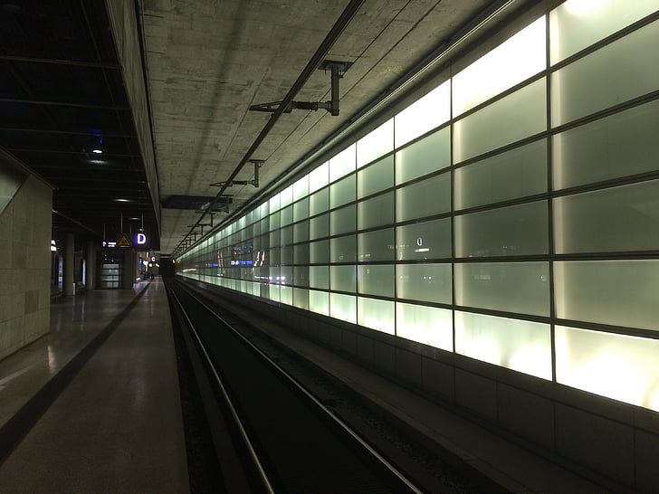 Berlīne, centrālajā stacijā, sienas gaismas