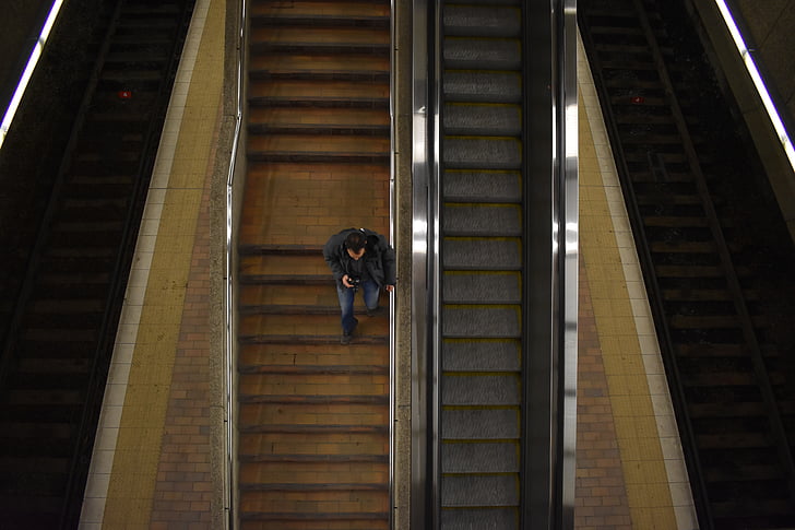 pa kāpnēm, ejot, metro