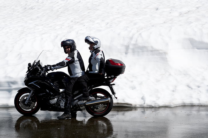 motociklo komanda, motociklas, vairuotojas, bagažinė, sniego, ištirpusio ledo vanduo nesilies, pereiti pirmyn ir atgal