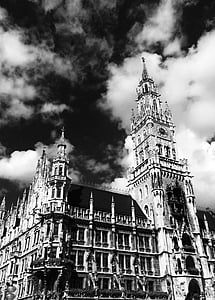 Town hall, Minhene, Marienplatz, orientieris, Eiropa, Vācija, melnbalts